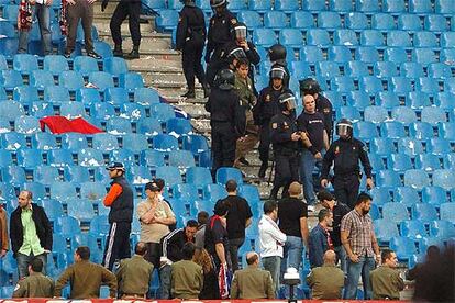 Hinchas del Atlético son desalojados del fondo sur por la policía.