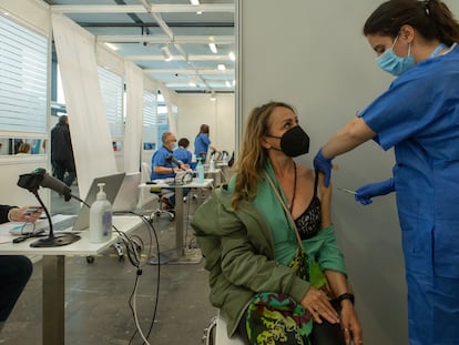 Una enfermera vacuna a una mujer en el centro de vacunación de Fira de Barcelona.