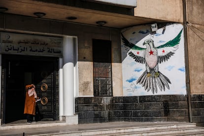 El escudo de la nueva Siria, en un edificio de la administración. 