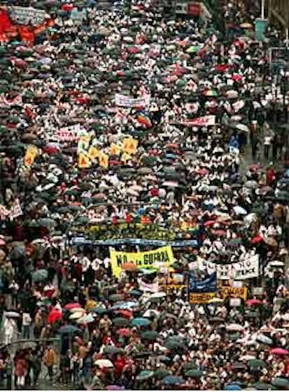 Un momento de la manifestación de ayer en Valencia, con la calle de Colón repleta.