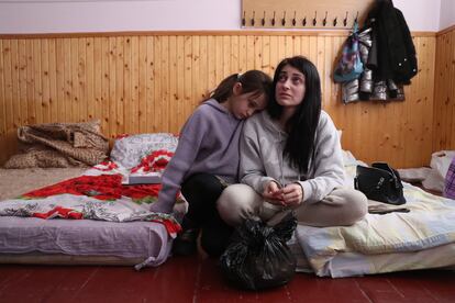 Tatiana con su hija Angelina, de 10 años, que han logrado escapar de Mariupol, en una clase del colegio Liceo 4, en Mohiliv-Podilskii (Ucrania).  