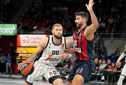 Dani Díez defiende el avance del francés Isaïa Cordinier, de la Virtus de Bolonia.