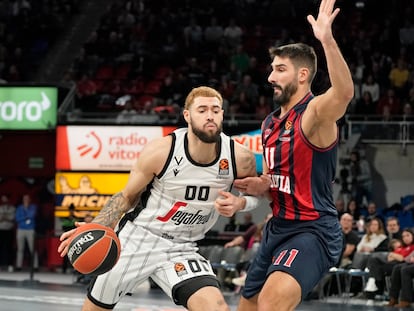 Dani Díez defiende el avance del francés Isaïa Cordinier, de la Virtus de Bolonia.