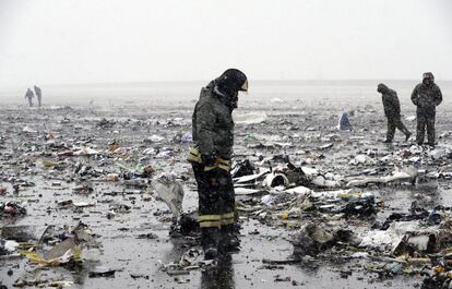 Un bombero, en la pista de aterrizaje tras el accidente en Rostov del Don (Rusia).