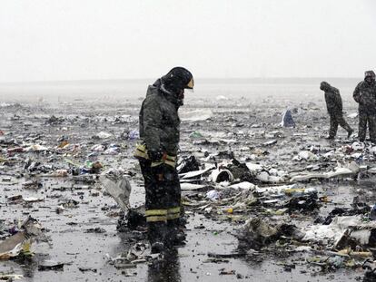 Un bombero, en la pista de aterrizaje tras el accidente en Rostov del Don (Rusia).
