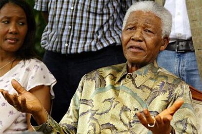 El ex presidente surafricano Nelson Mandela, durante la conferencia de prensa que ha ofrecido hoy en Johanesburgo.