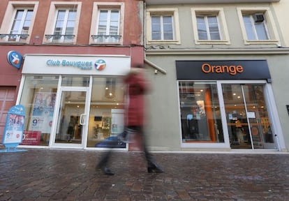 Tiendas en Francia de Bouygues Telecom y Orange, que han reabierto las negociaciones para su fusi&oacute;n.