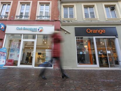 Tiendas en Francia de Bouygues Telecom y Orange, que han reabierto las negociaciones para su fusi&oacute;n.