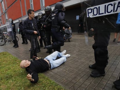 Un hombre cae en el suelo en una carga policial en Barcelona el pasado 1 de octubre