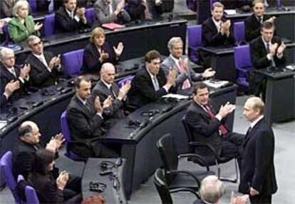 Vladímir Putin, ayer, recibe los aplausos de los diputados tras intervenir en el Parlamento federal alemán.