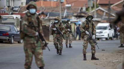El ejército vigila las calles de Johannesburgo (Sudáfrica) el sábado.