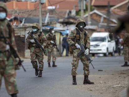 El ejército vigila las calles de Johannesburgo (Sudáfrica) el sábado.