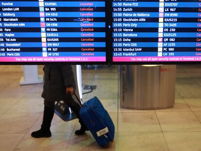 Paneles de información con vuelos cancelados en el aeropuerto de Berlín este lunes.
