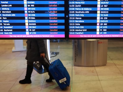 Paneles de información con vuelos cancelados en el aeropuerto de Berlín este lunes.