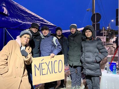 La embajadora Olga García Guillén (a la izquierda) con un grupo de mexicanos tras salir de Ucrania, el 1 de marzo.