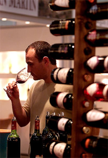 Cata de vinos en una feria alimentaria en Barcelona.