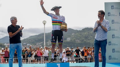 Remco Evenepoel celebra su victoria en la Clásica de San Sebastián junto al exciclista Marino Lejarreta y al alcalde de la ciudad, Eneko Goia, este sábado.