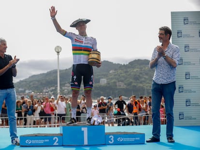 Remco Evenepoel celebra su victoria en la Clásica de San Sebastián junto al exciclista Marino Lejarreta y al alcalde de la ciudad, Eneko Goia, este sábado.