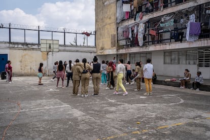 Mujeres privadas de la libertad se renen en uno de los patios de la crcel El Buen Pastor, en Bogot, el 27 de febrero del 2024.