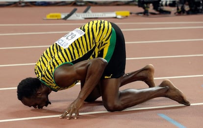 Bolt besa el suelo y celebra su primer puesto en 200 metros lisos en el mundial de atletismo en Pekín 2015. Ganó la prueba por cuarta vez consecutiva con una marca de 19,55 segundos.