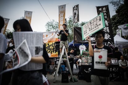 Un activista participa en una concentración en la ciudad autónoma de Hong Kong en recuerdo de la matanza de la plaza de Tiananmen.
