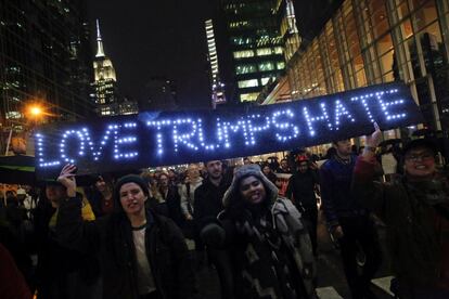 Una de las más multitudinarias -sino la que más- fue la de Nueva York, donde miles de personas se concentraron frente a la Torre Trump de Manhattan al grito de "no es mi presidente", una consigna que se reprodujo en el resto de marchas. En la imagen, protesta en la ciudad de Nueva York.