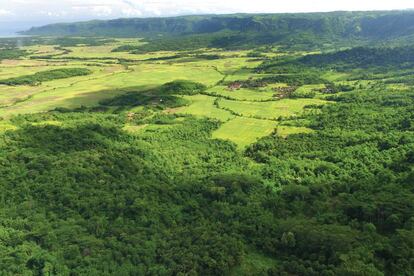 La inclusión de un geoparque en la lista de la Unesco permite a estas regiones y a sus habitantes ensalzar su patrimonio geológico, cultural y humano. En el caso de Ciletuh-Palabuhanratu, que comprende 1.261 kilómetros cuadrados y 74 poblaciones, tres comunidades rurales de la etnia kasepuhan siguen viviendo en la zona y conservan todavía prácticas agrícolas ancestrales. Situado al oeste de la isla de Java, este geoparque debe su doble nombre al río Ciletuh y al Palabuhanratu, o Puerto de la Reina. En la imagen, la bahía de Ciletuh. Más información: <a href="http://ciletuhpalabuhanratugeopark.org/" target="_blank">ciletuhpalabuhanratugeopark.org</a>