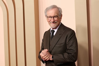 Steven Spielberg, productor de la película 'Maestro', nominada entre las mejores del año, tampoco ha faltado al almuerzo de nominados de los Oscar celebrado en el californiano hotel Beverly Hilton.