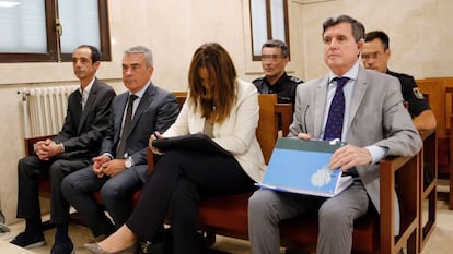 El expresidente del Govern balear Jaume Matas (a la dcha.), en el juicio que se celebra este lunes en la Audiencia de Palma. 