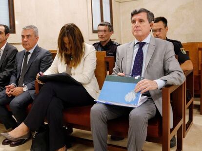 El expresidente del Govern balear Jaume Matas (a la dcha.), en el juicio que se celebra este lunes en la Audiencia de Palma. 