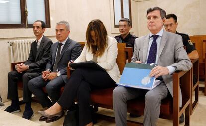 El expresidente del Govern balear Jaume Matas (a la dcha.), en el juicio que se celebra este lunes en la Audiencia de Palma. 