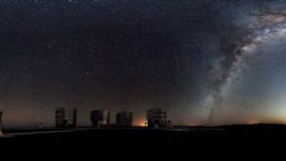 Fotografía de 360 grados del observatorio de Cerro Paranal (Chile) con los cuatro grandes telescopios VLT a la izquierda.