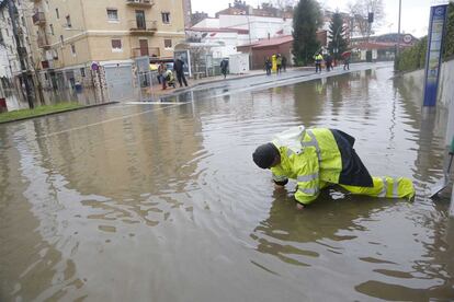 Operarios municipales han tratado de liberar los desages para evitar el aumento del nivel del agua en las calles de Martutene (San Sebastin).