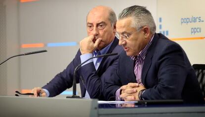 El presidente del partido, Alfonso Novo (izquierda), con el concejal Miquel Domínguez.