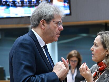 Pablo Gentiloni, comisario europeo de Asuntos Económicos y Monetarios, conversa con Nadia Calviño, presidenta del Banco Europeo de Inversiones, este viernes en Bruselas.