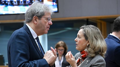 Pablo Gentiloni, comisario europeo de Asuntos Económicos y Monetarios, conversa con Nadia Calviño, presidenta del Banco Europeo de Inversiones, este viernes en Bruselas.