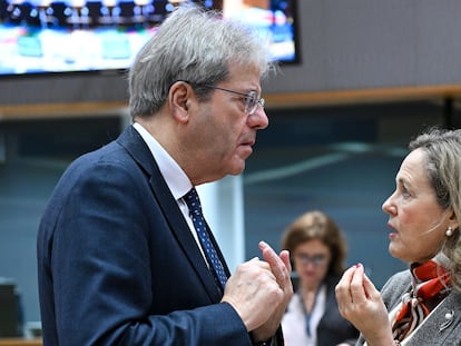 Pablo Gentiloni, comisario europeo de Asuntos Económicos y Monetarios, conversa con Nadia Calviño, presidenta del Banco Europeo de Inversiones, este viernes en Bruselas.