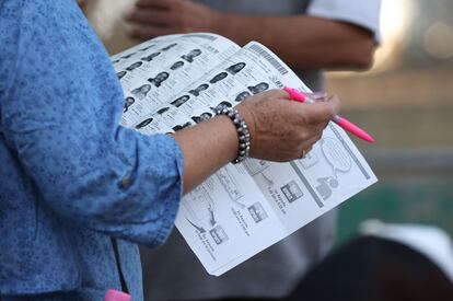 Funcionarios electorales revisan las listas de votación de las elecciones generales este domingo, en Ciudad de México.