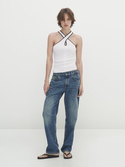 Con este top cruzado blanco y ribetes en negro de Massimo Dutti conseguirás el perfecto equilibrio entre el minimalismo vanguardista y la estética de inspiración deportiva.

19,95€