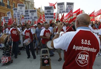 Protesta de los trabajadores municipales de Barbate en Sevilla. / garcía cordero
