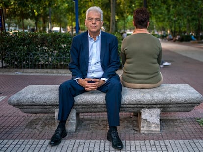 El abogado Gabriel Rubio sentado junto a Itziar Prats, el pasado junio en Madrid.