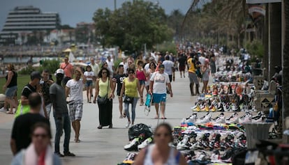 Extensión de productos del 'top manta' en Sitges, ayer.