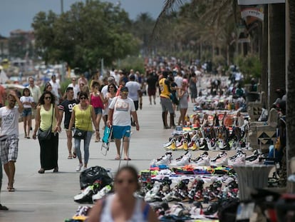 Extensión de productos del 'top manta' en Sitges, ayer.