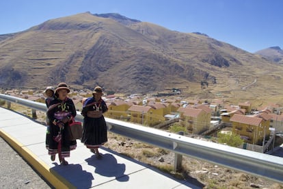 Los habitantes de la aldea de Fuerabamba, el lugar donde se encuentra ahora el tajo de la mina Las Bambas, fueron reasentados en una moderna urbanización que la minera construyó para ellos. Sin embargo, tras dos años fuera dicen que no se acostumbran a vivir en esas casas y que añoran su antiguo estilo de vida. Han dejado la agricultura y la ganadería porque el terreno que les compró la empresa en reemplazo de sus tierras originarias están muy lejos de donde viven y no es adecuado para esas actividades.