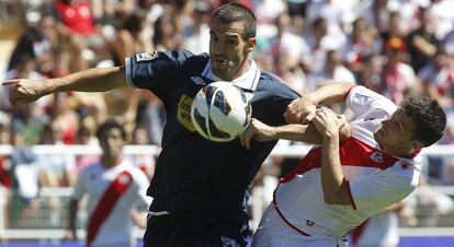 Negredo (i), del Sevilla, forcejea con el ex del Rayo Baptistao, la temporada pasada.