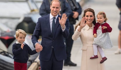 Los duques de Cambridge, junto a el príncipe Jorge y la princesa Carlota.