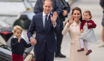 Los duques de Cambridge, junto a el pr&iacute;ncipe Jorge y la princesa Carlota.