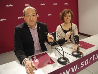 Pernando Barrena y Amaia Izco, portavoces de Sortu, en una comparecencia en la sede del partido en San Sebastián.