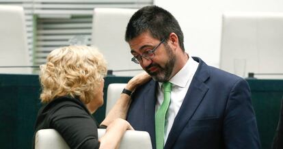 El concejal Carlos Sánchez Mato y la alcaldesa Manuela Carmena.