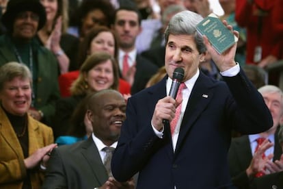 John Kerry, blandiendo su primer pasaporte diplom&aacute;tico. 